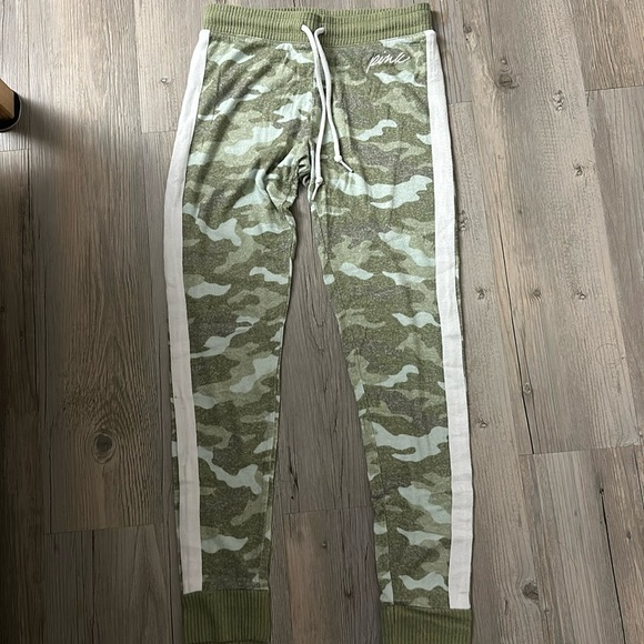 Pink joggers green camo - Picture 1 of 2